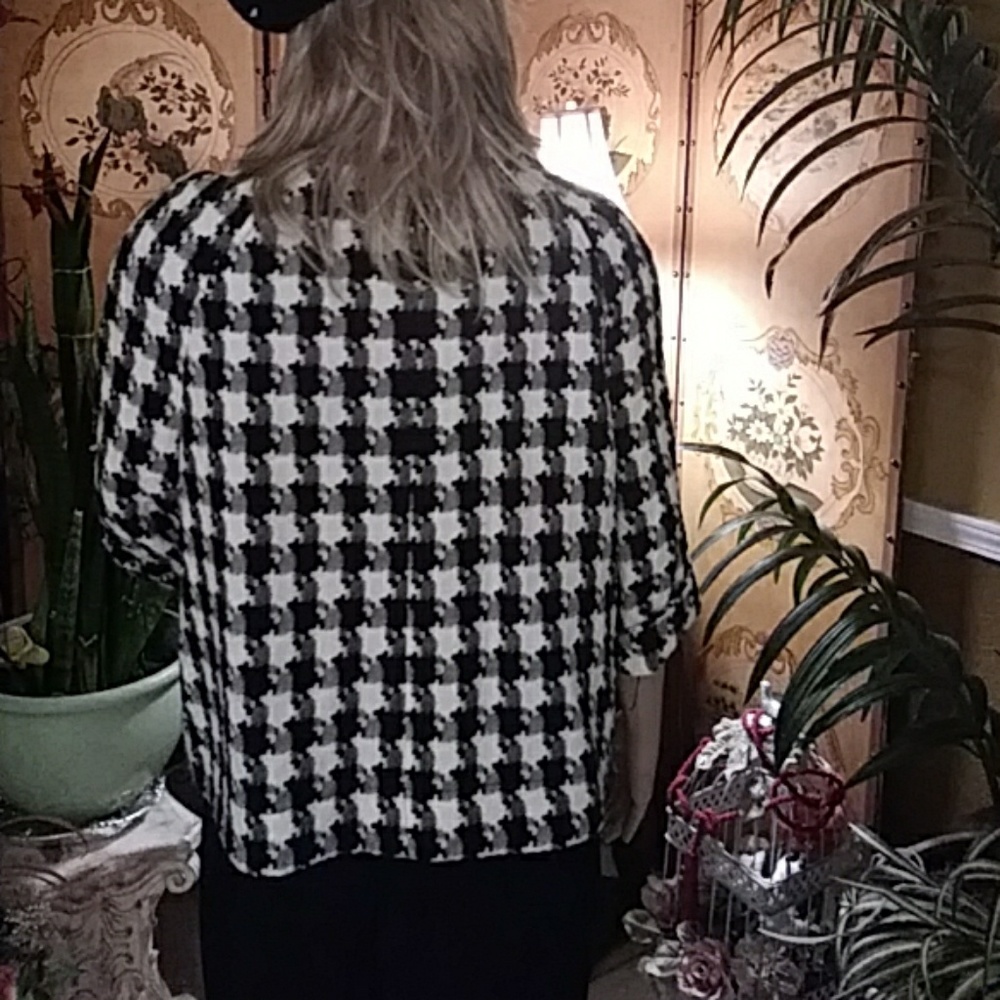 SALE. Black and white crop blazer - Picture 4 of 4
